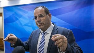 وزير الاتصالات أيوب قرا  يتحدث مع الصحافيين قبل الاجتماع الأسبوعي للمجلس الوزاري في مكتب رئيس الوزراء في القدس، 12 نوفمبر، 2017. (Olivier Fitoussi/Pool/Flash90)