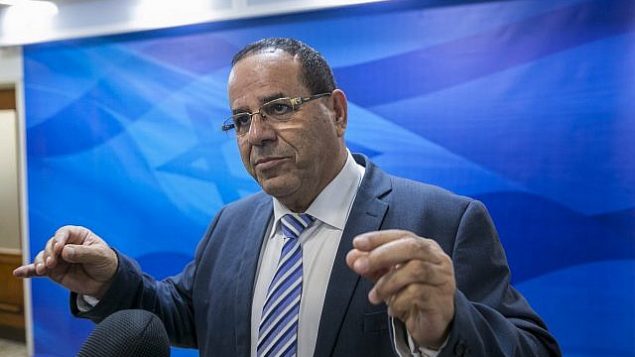 وزير الاتصالات أيوب قرا  يتحدث مع الصحافيين قبل الاجتماع الأسبوعي للمجلس الوزاري في مكتب رئيس الوزراء في القدس، 12 نوفمبر، 2017. (Olivier Fitoussi/Pool/Flash90)
