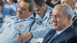 رئيس الوزراء بينيامين نتنياهو، من اليمين، والمفوض العام للشرطة روني الشيخ خلال مراسم افتتاح محطة شرطة جديدة في مدينة جسر الزرقاء العربية شمال إسرائيل، 21 نوفمبر، 22017. (Basel Awidat/Flash90)