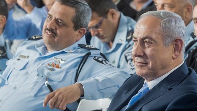 رئيس الوزراء بينيامين نتنياهو، من اليمين، والمفوض العام للشرطة روني الشيخ خلال مراسم افتتاح محطة شرطة جديدة في مدينة جسر الزرقاء العربية شمال إسرائيل، 21 نوفمبر، 22017. (Basel Awidat/Flash90)