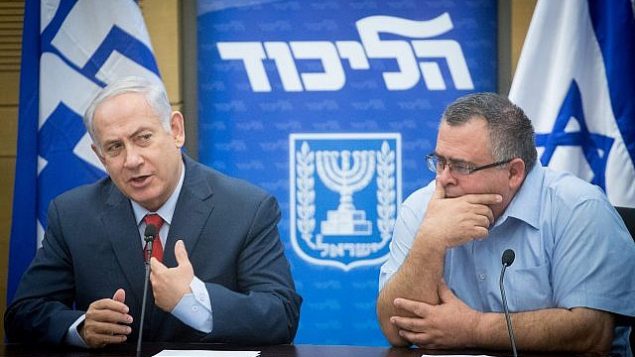 رئيس الوزراء بينيامين نتنياهو ورئيس الإئتلاف دافيد بيتان في جلسة لفصيل ’الليكود’ في الكنيست، 27 نوفمبر، 2017. (Miriam Alster/Flash90)
