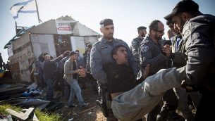 القوات الإسرائيلية تخلي مستوطنين إسرائيليين من بؤرة نتيف هأفوت الاستيطانية غير القانونية في الضفة الغربية، 29 نوفمبر، 2017. (Hadas Parush/Flash90)