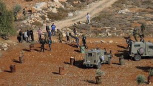 اشتبك فلسطينيون مع قوات الأمن الإسرائيلية في أعقاب أعمال شغب بين الفلسطينيين ومجموعة من المستوطنين المسافرين في شمال الضفة الغربية، في 30 نوفمبر / تشرين الثاني 2017. (Nasser Ishtayeh/Flash90)