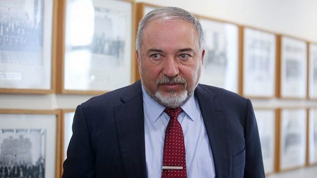 وزير الدفاع أفيغدور ليبرمان يشارك في الجلسة الأسبوعية للمجلس الوزاري في مكتب رئيس الوزراء في القدس، 3 دسيمبر، 2017. (Marc Israel Sellem/Flash90)
