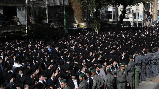 تشييع جثمان الحاخام اهارون يهودا ليب شتاينمان في بني براك، 12 ديسمبر 2017 (Yonatan Sindel/Flash90)