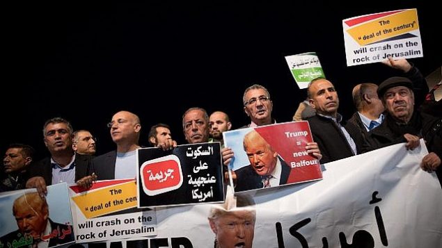 عرب من مواطني إسرائيل يشاركون في تظاهرة من أمام مبنى السفارة الأمريكية في تل أبيب احتجاجا على قرار الرئيس الأمريكي دونالد ترامب الإعتراف بالقدس عاصمة لإسرائيل، 12 ديسمبر، 2017.  (AFP Photo/Jack Guez)