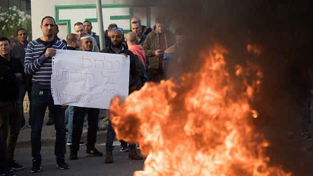 موظفون في شركة ’طيفع’ يتظاهرون ضد خطة الشركة تسريح مئات الموظفين، خارج مبنى الشركة في القدس، 14 ديسمبر، 2017. (Yonatan Sindel/Flash90) موظفون في شركة ’طيفع’ يتظاهرون ضد خطة الشركة تسريح مئات الموظفين، خارج مبنى الشركة في القدس، 14 ديسمبر، 2017. (Yonatan Sindel/Flash90)