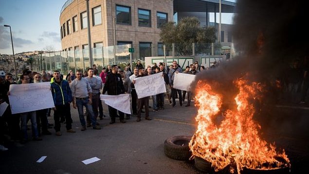 موظفون في شركة ’طيفع’ يتظاهرون ضد خطة الشركة تسريح مئات الموظفين، من أمام مبنى الشركة في القدس، 14 ديسمبر، 2017. (Yonatan Sindel/Flash90) موظفون في شركة ’طيفع’ يتظاهرون ضد خطة الشركة تسريح مئات الموظفين، من أمام مبنى الشركة في القدس، 14 ديسمبر، 2017. (Yonatan Sindel/Flash90)