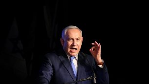 رئيس الوزراء بينيامين نتنياهو يتحدث خلال تجمع لمؤيديه، في تل أبيب، 19 ديسمبر، 2017. (Flash90)