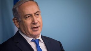 رئيس الوزراء بنيامين نتنياهو يتحدث في مؤتمر صحفي في مكتب رئيس الوزراء في القدس، ويقدم توصيات بشأن سلة الرعاية الصحية في 29 ديسمبر 2017. (Hadas Parush/Flash90)