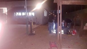 الشرطة تعثر على صاروخ، تم إطلاقه من غزة، داخل روضة أطفال في مدينة سديروت جنوبي إسرائيل، 9 ديسمبر، 2017. (الشرطة الإسرائيلية)