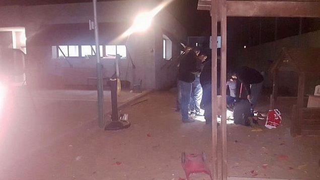 الشرطة تعثر على صاروخ، تم إطلاقه من غزة، داخل روضة أطفال في مدينة سديروت جنوبي إسرائيل، 9 ديسمبر، 2017. (الشرطة الإسرائيلية)