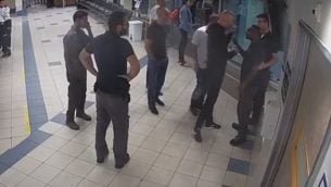 لقطة شاشة من فيديو لمجموعة من الرجال يواجهون حراس أمن في غرفة الطوارئ في مستشفى إخيلوف، تل أبيب، 27 سبتمبر 2017.(YouTube/Times of Israel)