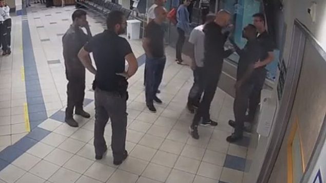 لقطة شاشة من فيديو لمجموعة من الرجال يواجهون حراس أمن في غرفة الطوارئ في مستشفى إخيلوف، تل أبيب، 27 سبتمبر 2017.(YouTube/Times of Israel)