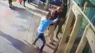 صورة شاشة من تصوير كاميرات مراقبة تظهر ياسين ابو القرعة (قميص ازرق) يطعن اشر الملياخ عند مدخل محطة الحافلات المركزية في القدس، 10 ديسمبر 2017