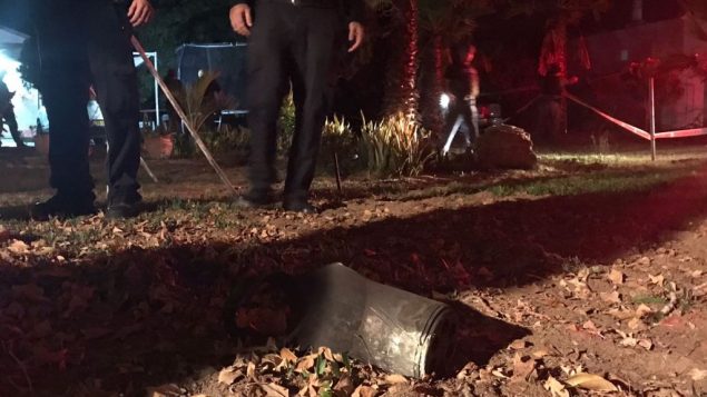 عناصر الشرطة يعثرون على صاروخ اطلق من قطاع غزة وسقط في جنوب اسرائيل، 17 ديسمبر 2017 (Israel Police)