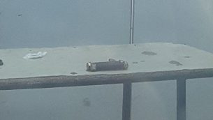 قنبلة انبوبية عثر عليها بحوزة مراهق فلسطيني حاول دخول محكمة عسكرية في الضفة الغربية، 28 ديسمبر 2017 (Israel Police)