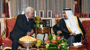 رئيس السلطة الفلسطينية محمود عباس يلتقي بالملك السعودي سلمان في الرياض، 7 نوفمبر، 2017. (Thaer Ghanaim / Wafa)