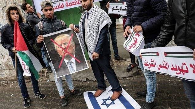 فلسطينيون يستعدون لحرق صورة الرئيس الامريكي في مدينة غزة في 6 ديسمبر 2017 قبيل خطاب الرئيس الأمريكي دونالد ترامب AFP PHOTO / SAID KHATIB