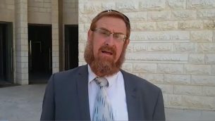 عضو الكنيست يهودا غليك امام المحكمة العليا في القدس، بعد تقديمه التماس للسماح للمشرعين زيارة الحرم القدسي (Raoul Wootliff/Times of Israel)