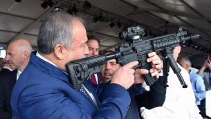 وزير الدفاع افيغادور ليبرمان يفحص بندقية في مصع اسلحة في مدينة سديروت الجنوبية، 14 ديسمبر 2017 (Ariel Hermoni/Defense Ministry)