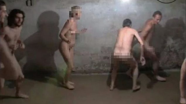 لقطة من فيديو "لعبة مطاردة" ذا الشخصيات العارية وتم تصويره في معسكر الموت النازي في ستوتهوف. (Screen capture/Museum of Modern Art in Warsaw)