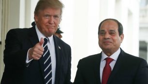 الرئيس الأمريكي دونالد رامب يرحب بالرئيس المصري عبد الفتاح السيسي في الجناح الغربي في البيت الأبيض، 3 أبريل، 2017.  (Mark Wilson Wilson/Getty Images via JTA)