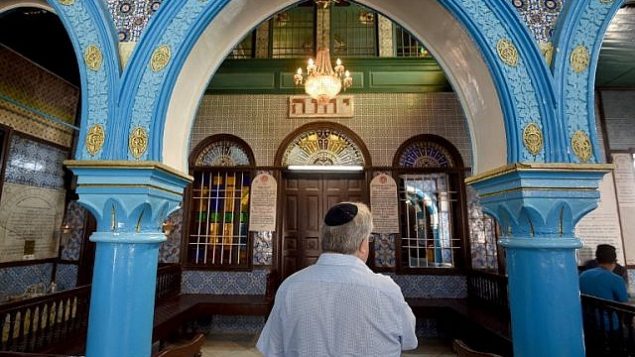 الرئيس التنفيذي للحركة اليهودية الليبرالية في بريطانيا، الحاخام داني ريتش، في كنيس الغريبة في جزيرة جربة السياحية خلال الحج السنوي بمناسبة عيد لاغ بعومر، 25 مايو، 2016. (AFP Photo/Fethi Belaid)