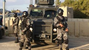 صورة توضيحية: قوات الامن الاردنية في جنازة احدى ضحايا هجوم في الكرك في اليوم السابق، 19 ديسمبر 2016 (Khalil Mazraawi/AFP)