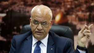 صائب عريقات، أمين سر اللجنة التنفيذية لمنظمة التحرير الفلسطينية في مكتبه في رام الله، 23 نوفمبر، 2015. (AFP PHOTO / ABBAS MOMANI)