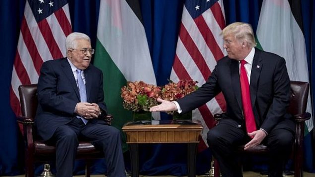 الرئيس الأمريكي دونالد ترامب مع  رئيس السلطة الفلسطينية محمود عباس قبل اجتماع في فندق القصر خلال الدورة ال 72 للجمعية العامة للأمم المتحدة في 20 سبتمبر 2017 في نيويورك. (AFP PHOTO / Brendan Smialowski)