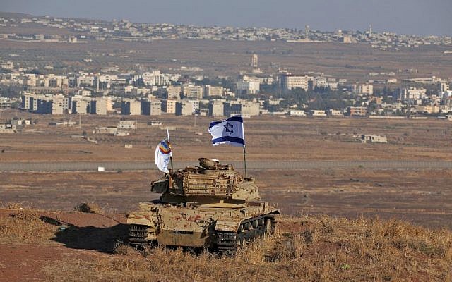 العلم الإسرائيلي يرفرف فوق حطام دبابة على تلة في هضبة الجولان تطل على الحدود مع سوريا في 18 أكتوبر، 2017. (AFP Photo/Jalaa Marey) العلم الإسرائيلي يرفرف فوق حطام دبابة على تلة في هضبة الجولان تطل على الحدود مع سوريا في 18 أكتوبر، 2017. (AFP Photo/Jalaa Marey)