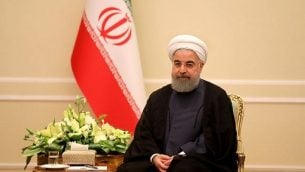 الرئيس الإيراني حسن روحاني يجلس خلال اجتماع مع رئيس الجيش الباكستاني في طهران في 6 نوفمبر 2017. (AFP/Atta Kenare)