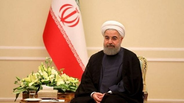 الرئيس الإيراني حسن روحاني يجلس خلال اجتماع مع رئيس الجيش الباكستاني في طهران في 6 نوفمبر 2017. (AFP/Atta Kenare)