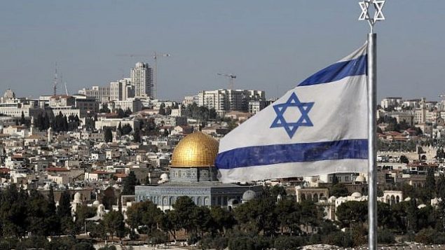 العلم الإسرائيلي يرفرف وفي الخلفية قبة الصخرة في البلدة القديمة في مدينة القدس، 1 ديسمبر، 2017. (AFP Photo/Thomas)