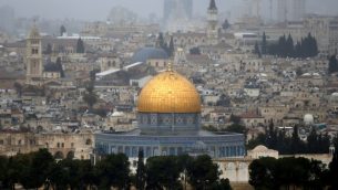 صورة لقبة الصخرة في البلدة القديمة في القدس، 6 ديسمبر 2017 (AFP Photo/Ahmad Gharabli)