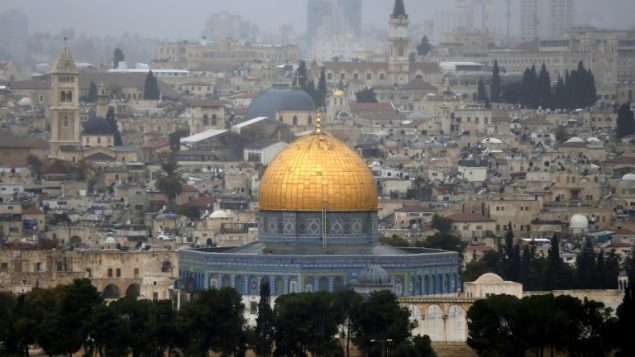 صورة لقبة الصخرة في البلدة القديمة في القدس، 6 ديسمبر 2017 (AFP Photo/Ahmad Gharabli)