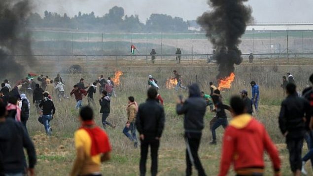صورة للتوضيح: اشتباكات بين متظاهرين فلسطينيين وجنود إسرائيليين بالقرب من السياج الحدودي شرقي مدينة غزة، 22 ديسمبر، 2017. (AFP/MOHAMMED ABED) صورة للتوضيح: اشتباكات بين متظاهرين فلسطينيين وجنود إسرائيليين بالقرب من السياج الحدودي شرقي مدينة غزة، 22 ديسمبر، 2017. (AFP/MOHAMMED ABED)