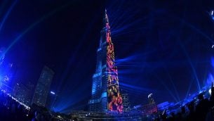 عرض الليزر على برج خليفة في دبي بمناسبة عيد رأس السنة، 31 ديسمبر 2017 (GIUSEPPE CACACE / AFP)