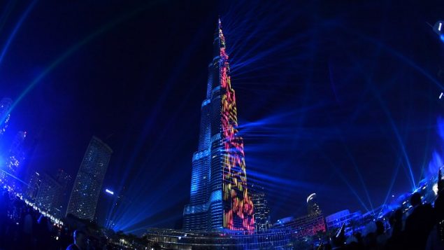 عرض الليزر على برج خليفة في دبي بمناسبة عيد رأس السنة، 31 ديسمبر 2017 (GIUSEPPE CACACE / AFP) عرض الليزر على برج خليفة في دبي بمناسبة عيد رأس السنة، 31 ديسمبر 2017 (GIUSEPPE CACACE / AFP)