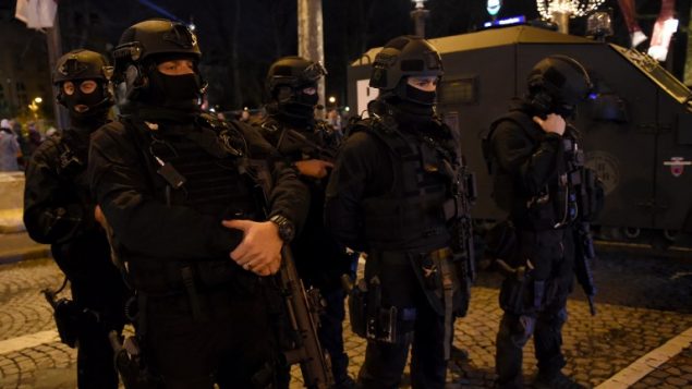 عناصر الشرطة الفرنسية يتهيأون لإجراء دوريات في باريس قبل احتفالات رأس السنة، 31 ديسمبر 2017 (GUILLAUME SOUVANT / AFP