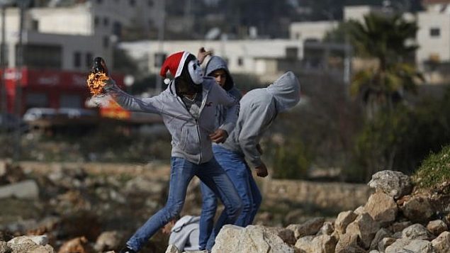 صورة للتوضيح: متظاهرون فلسطينيون يلقون بزجاجات حارقة باتجاه جنود إسرائيليين خلال مواجهات وقعت في 12 يناير، 2018 شمال مدينة رام الله في الضفة الغربية. (AFP PHOTO / ABBAS MOMANI) صورة للتوضيح: متظاهرون فلسطينيون يلقون بزجاجات حارقة باتجاه جنود إسرائيليين خلال مواجهات وقعت في 12 يناير، 2018 شمال مدينة رام الله في الضفة الغربية. (AFP PHOTO / ABBAS MOMANI)
