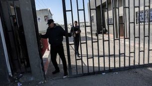 رجل امن فلسطيني يغلق بوابة معبر كرم ابو سالم بعد اغلاق الطرف الاسرائيلي من المعبر في اعقاب اكتشاف انفاق تمر تحتخ، في جنوب قطاع غزة، 14 يناير 2018 (AFP PHOTO / SAID KHATIB)