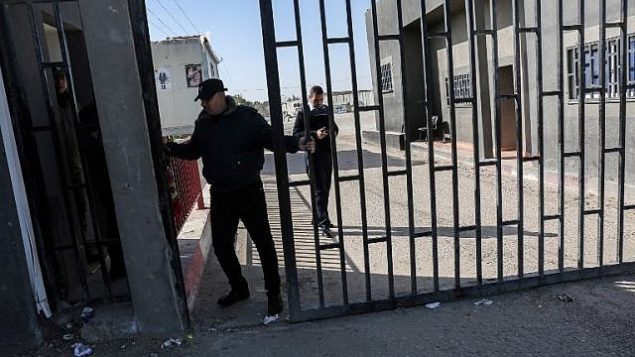 رجل امن فلسطيني يغلق بوابة معبر كرم ابو سالم بعد اغلاق الطرف الاسرائيلي من المعبر في اعقاب اكتشاف انفاق تمر تحتخ، في جنوب قطاع غزة، 14 يناير 2018 (AFP PHOTO / SAID KHATIB)