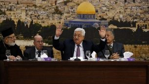 رئيس السلطة الفلسطينية محمود عباس يتحدث خلال جلسة في رام الله، 14 يناير 2018 (AFP PHOTO / ABBAS MOMANI)