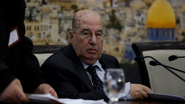 المسؤول الفلسطيني الرفيع سليم زعنون يقرأ بيان في ختام جلسة اللجنة المركزية لمنظمة التحرير الفلسطينية في مدينة رام الله، الضفة الغربية، 16 يناير 2018 (AFP PHOTO / ABBAS MOMANI)