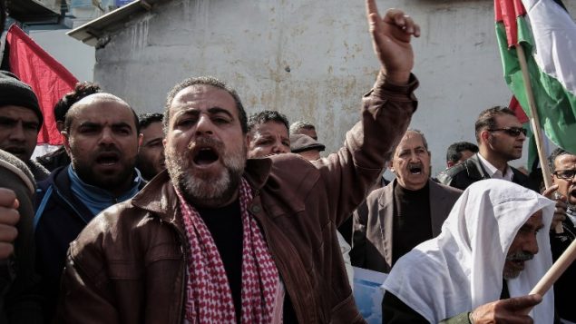 فلسطينيون يتظاهرون امام  مركز تابع للأونروا في رفح، جنوب غزة، 21 يناير 2018 (AFP/ SAID KHATIB)