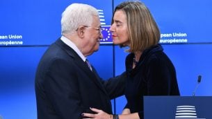 وزيرة خارجية الاتحاد الاوروبي فيديريكا موغيريني ترحب برئيس السلطة الفلسطينية محمود عباس قبل قبل ان ينضم الى وزراء خارجية دول الاتحاد ال28 في مقر الاتحاد في مروكسل، 22 يناير 2018 (EMMANUEL DUNAND / AFP)