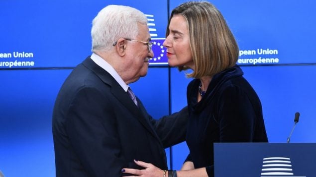 وزيرة خارجية الاتحاد الاوروبي فيديريكا موغيريني ترحب برئيس السلطة الفلسطينية محمود عباس قبل قبل ان ينضم الى وزراء خارجية دول الاتحاد ال28 في مقر الاتحاد في مروكسل، 22 يناير 2018 (EMMANUEL DUNAND / AFP)