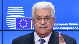 رئيس السلطة الفلسطينية محمود عباس خلال مؤتمر صحفي قبل قبل ان ينضم الى وزراء خارجية دول الاتحاد ال28 في مقر الاتحاد في مروكسل، 22 يناير 2018 (EMMANUEL DUNAND / AFP)